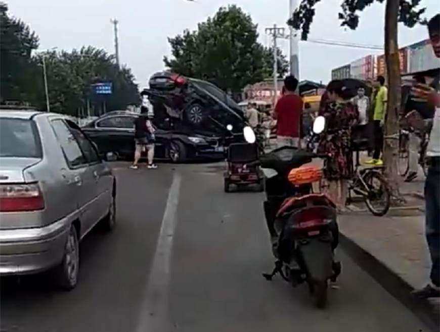 叉车暴起伤人1死10伤被击毙,我看到的是警察满