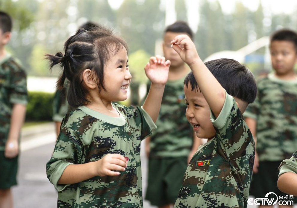 从娃娃抓起！军娃们就是这个范儿