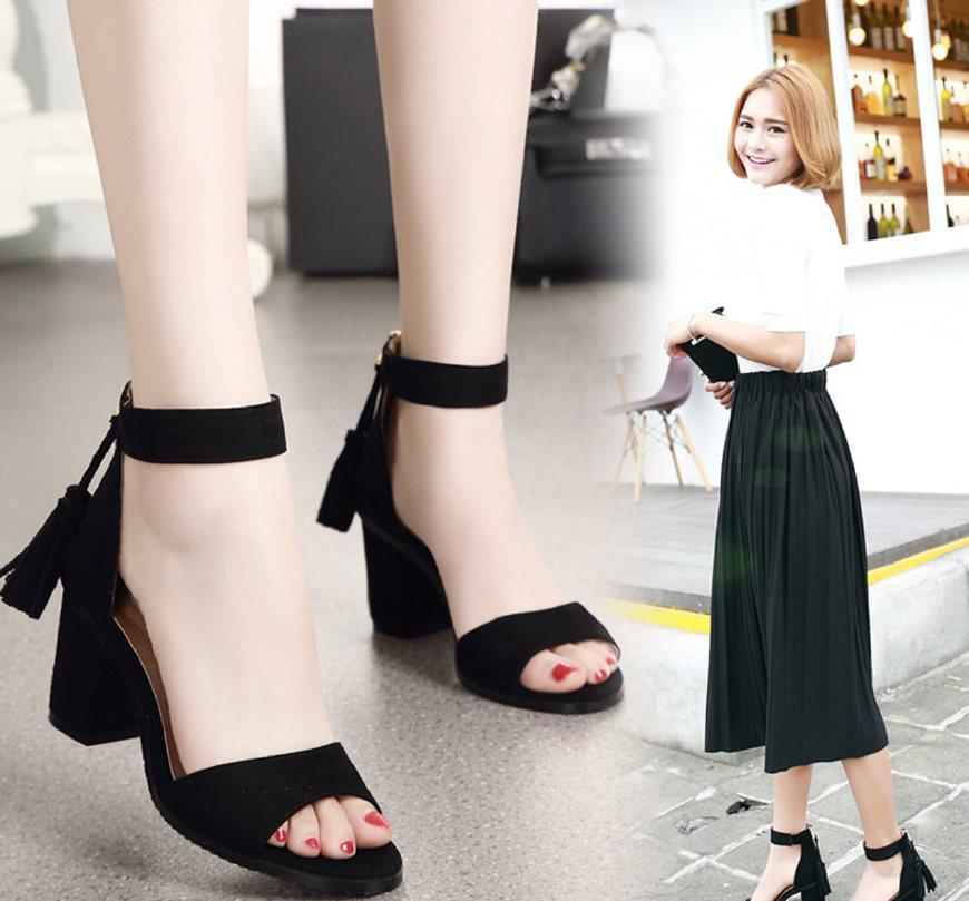 美足配美鞋,一字带高跟凉鞋,穿上不但能增高还