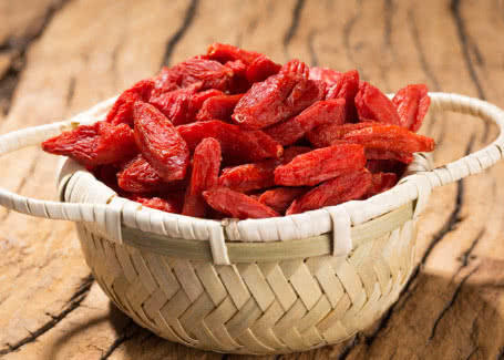 秋冬季节应该注意预防高血压,每天喝点枸杞、