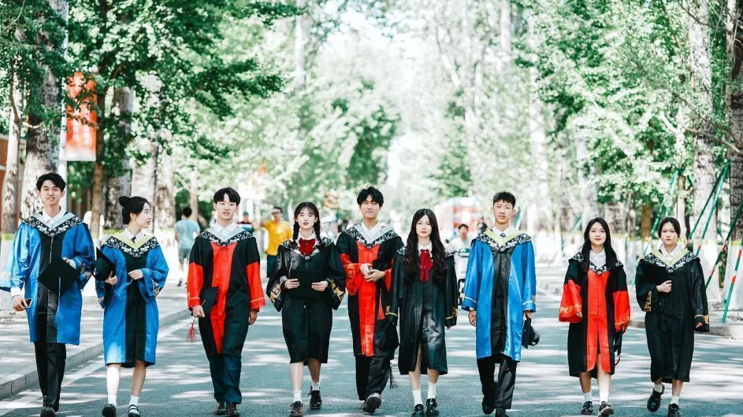 惊艳！多所高校新版学位服亮相