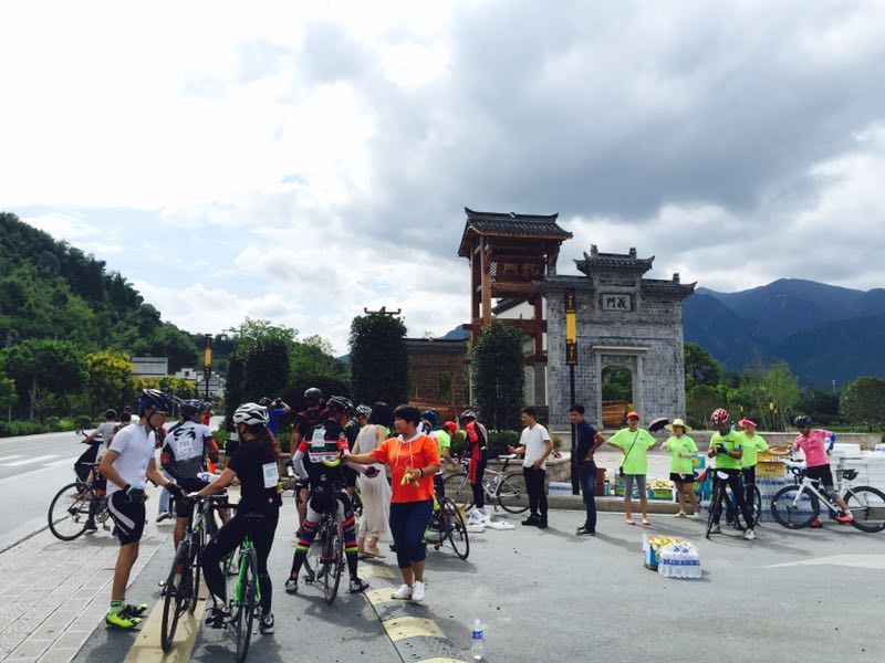 浙江杭州富阳区青年志愿者助力环浙自行车嘉年