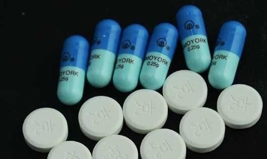 巧用阿莫西林,斑点皱纹来不及说拜拜,大妈脸变