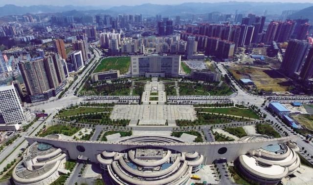 贵州有一个地级市, 下辖县拥有数座火车站