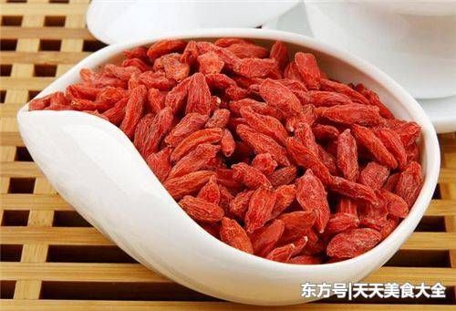 男人睡前用它泡水喝,不仅补肾壮阳,还能补血清