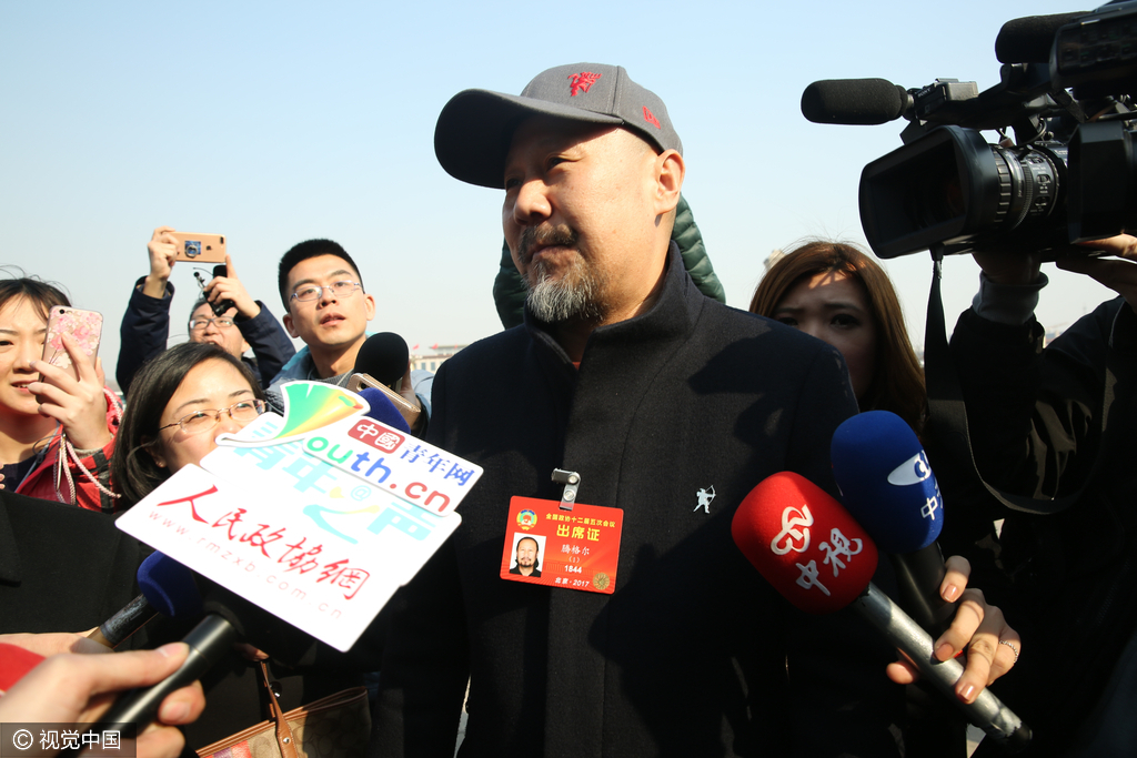 腾格尔到达人民大会堂外。