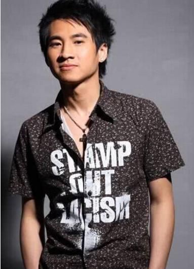 唱歌比薛之嫌好听,却因名字红不了,今是谢霆锋