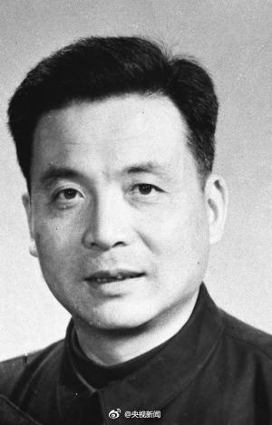 【今天，缅怀“两弹元勋”邓稼先】1924年的今天，邓稼先出生在安徽怀宁。他是中国第一颗原子弹和氢弹的理论方案设计者，为发展国防科技事业，甘当无名英雄，默默奋斗几十年。病危临终前，仍心系原子能的和平利用。1999年，被授予“两弹一星功勋奖章”时，他已辞世13年。致敬，缅怀！