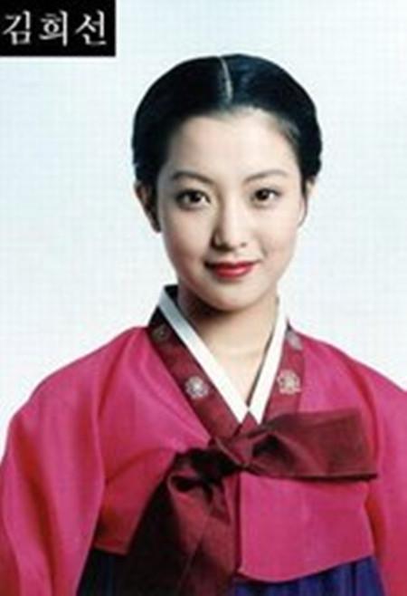 韩国第一美女,她因女儿丑被疑整容,看了她小时