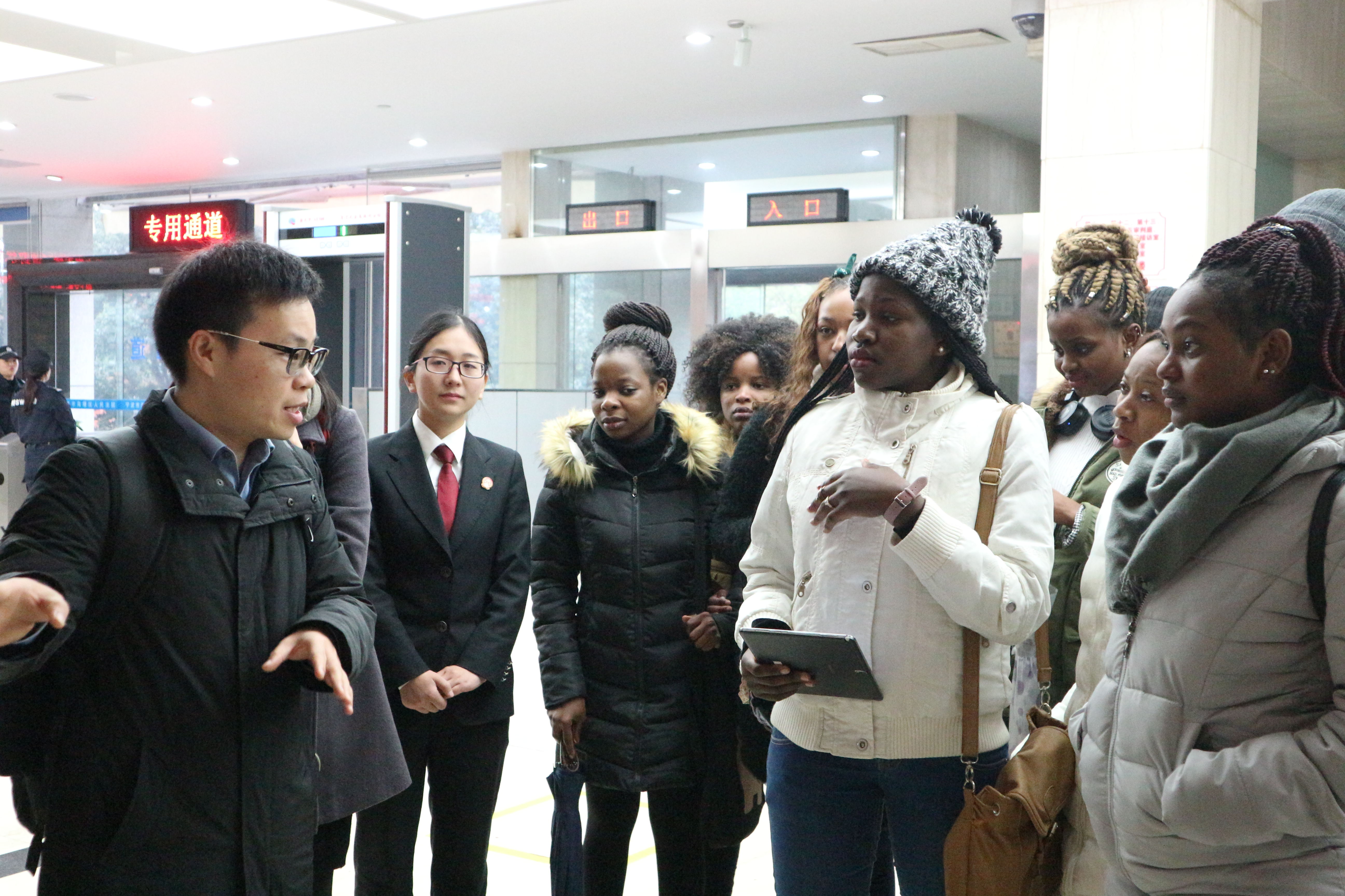 宁波大学留学生参观法院 零距离感受司法