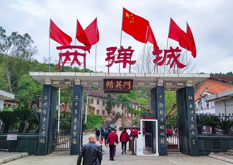 南充一中学子研学"两弹城":传承两弹精神,追寻强国历史_四川影像网www