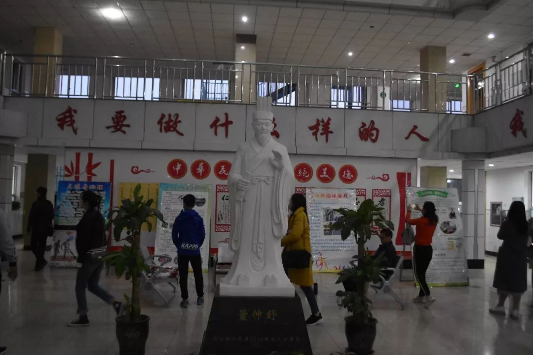 学校的各种宣传标语，时刻提醒着学生的职责。