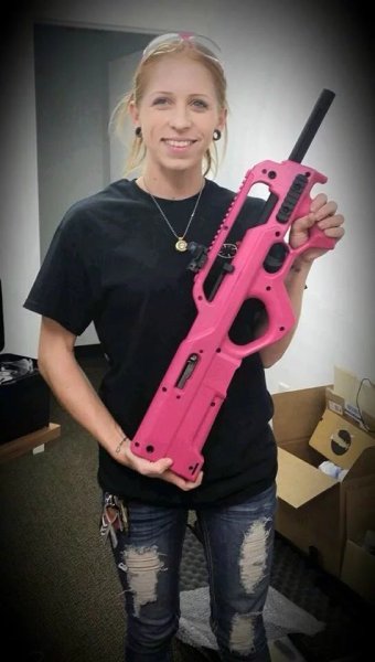 美女如何用枪玩出个性 这是个问题