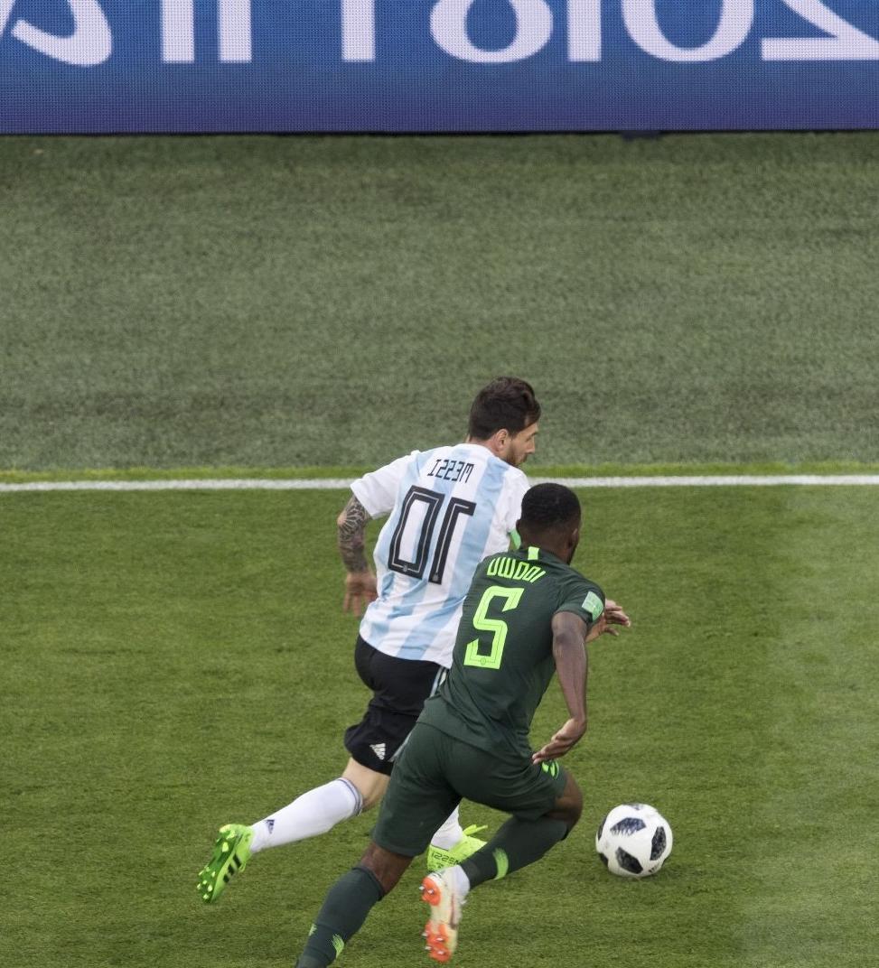 论梅西世界级停球射门VS国脚停球5米远,不!8