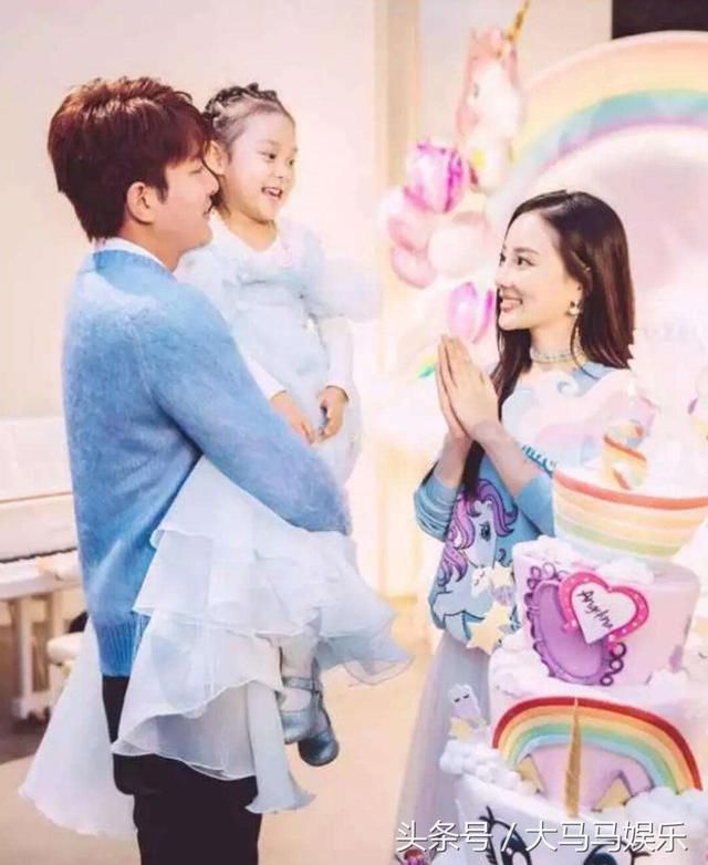 李小璐贾乃亮公开互动,微博行为意味深长,网友