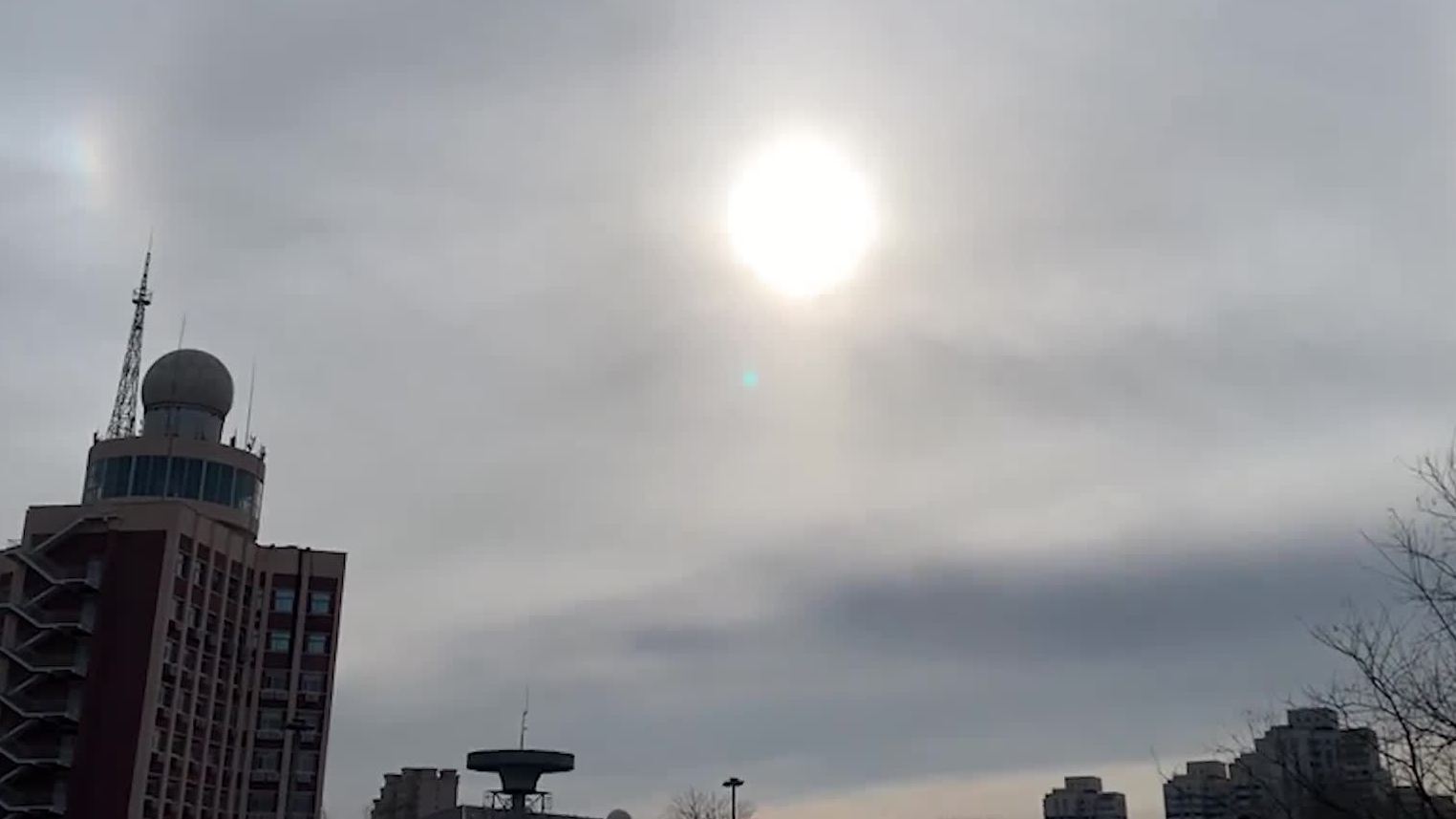 三倍好运!昨日北京上空幻日+日晕+环天顶弧同框 你看见了吗? 三倍好运!昨日北京上空幻日+日晕+环天顶弧同框 你看见了吗?