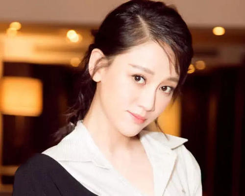 陈乔恩现身活动,紧身裙胸口划开一道缝吸睛无