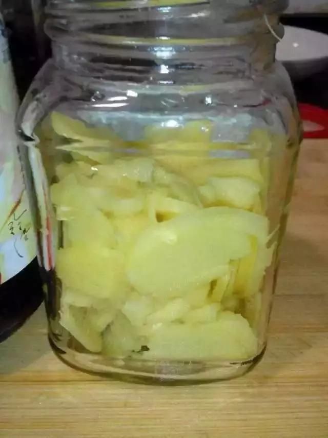 别在傻傻的白醋祛斑了,生姜+白酒,每天三分钟