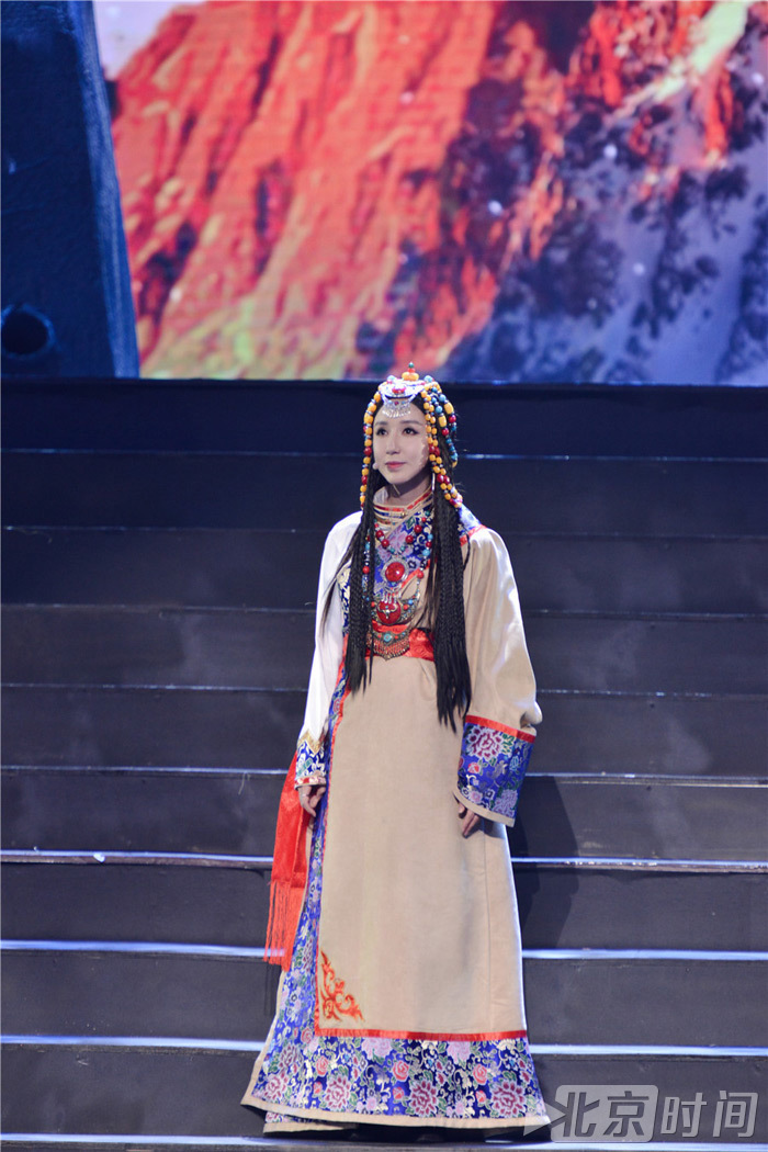 娄艺潇藏族风清唱《青藏高原》PK王佩瑜