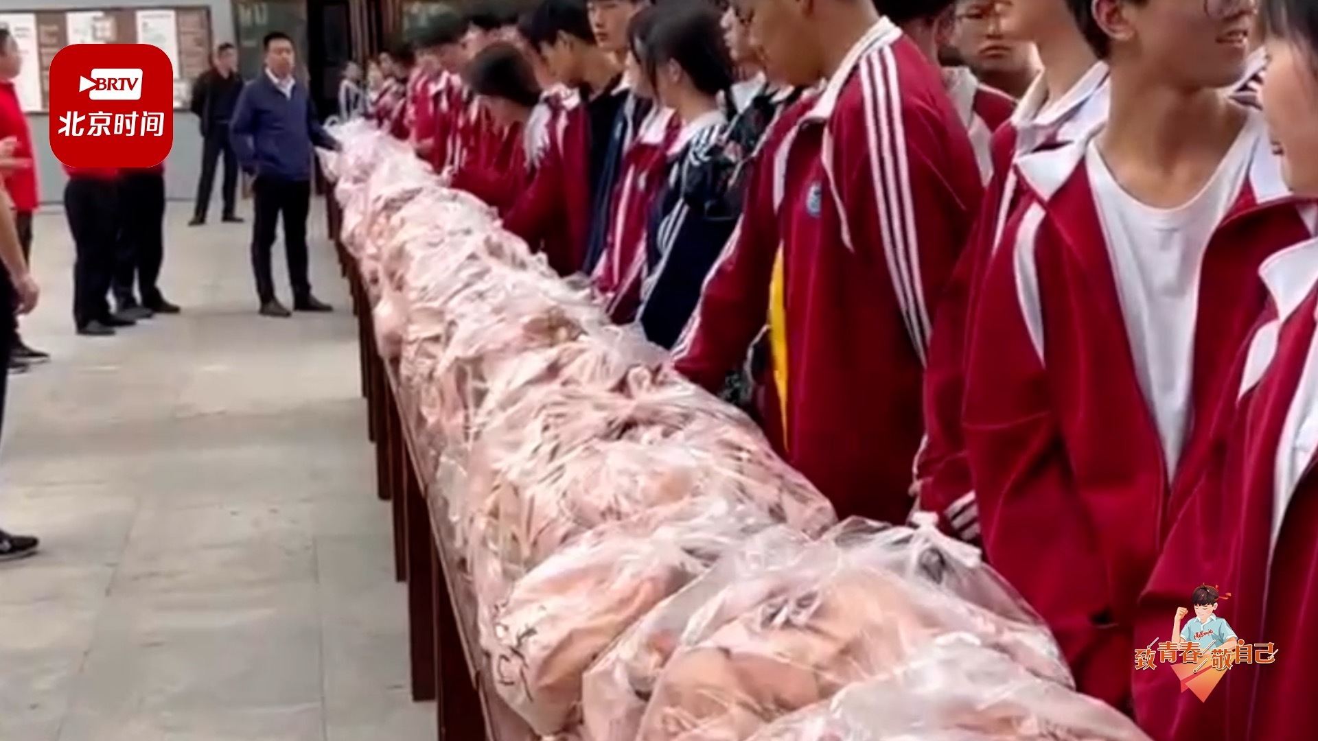 校长为2000多名高三学子发“鸡腿+鸡翅”套餐：祝考生金榜题名展翅高飞！