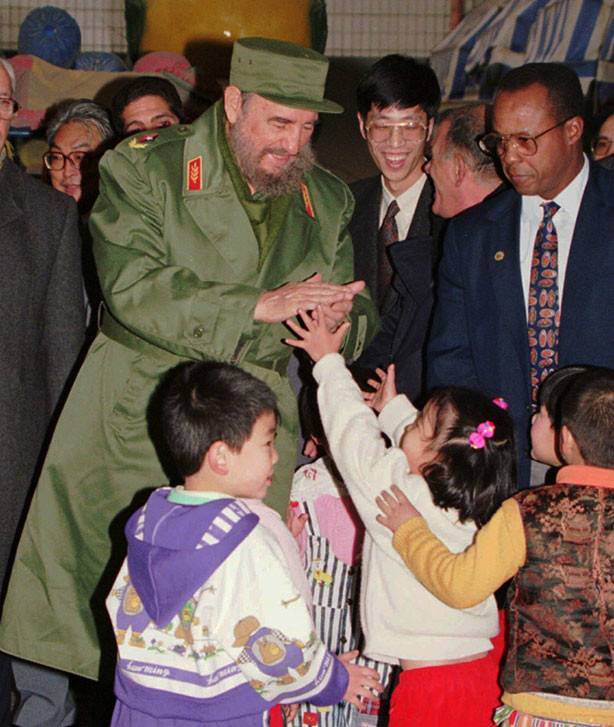 卡斯特罗首次访华旧照:拜谒毛主席纪念堂(图) 卡斯特罗首次访华旧照:拜谒毛主席纪念堂(图)