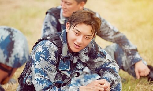 《谈判官》谢小飞全家生活照 父亲身价显赫