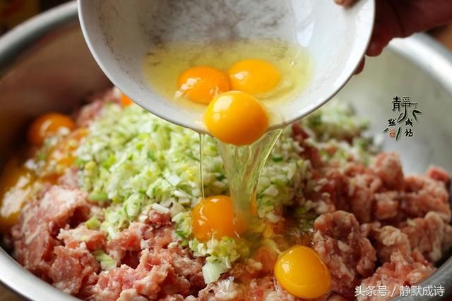 婆婆炸的肉丸又酥又嫩,营养全面,凉后如初,原来