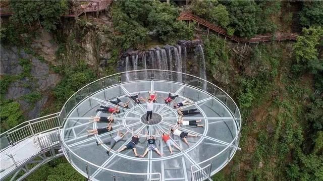 清远古龙峡观瀑玻璃桥破四项世界纪录,72米悬