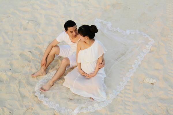 怀孕八个多月的女子,挺着大肚子,胆大包天的和