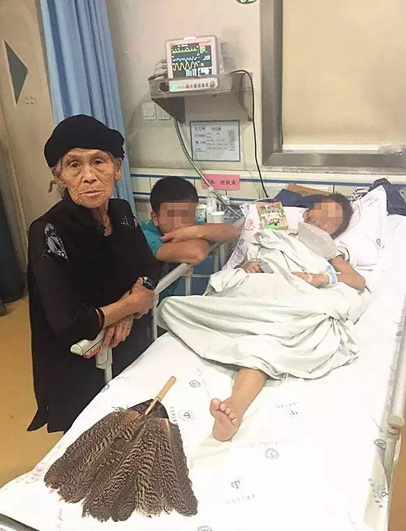 父亲逼小军喝农药，小军只得咽了一口，觉得味道实在是太难喝了，连忙摆手。但苏某某不依不饶地让小军继续喝，迫不得已小军再次喝了一口，但马上吐了出来。“你给我喝完！”苏某某当场要求小军喝完这瓶农药，百草枯让小军恶心不已，他一把推开父亲，跑到外面狂吐不止。很快，小军全身发热、口中干渴难忍。