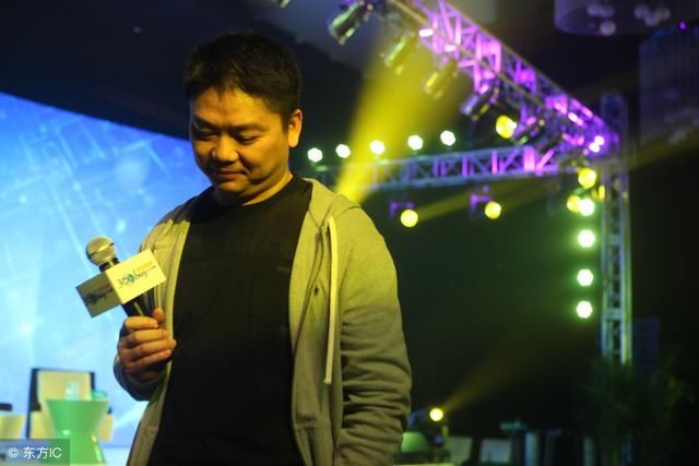 刘强东为京东农村员工向公司高管鞠躬,希望你