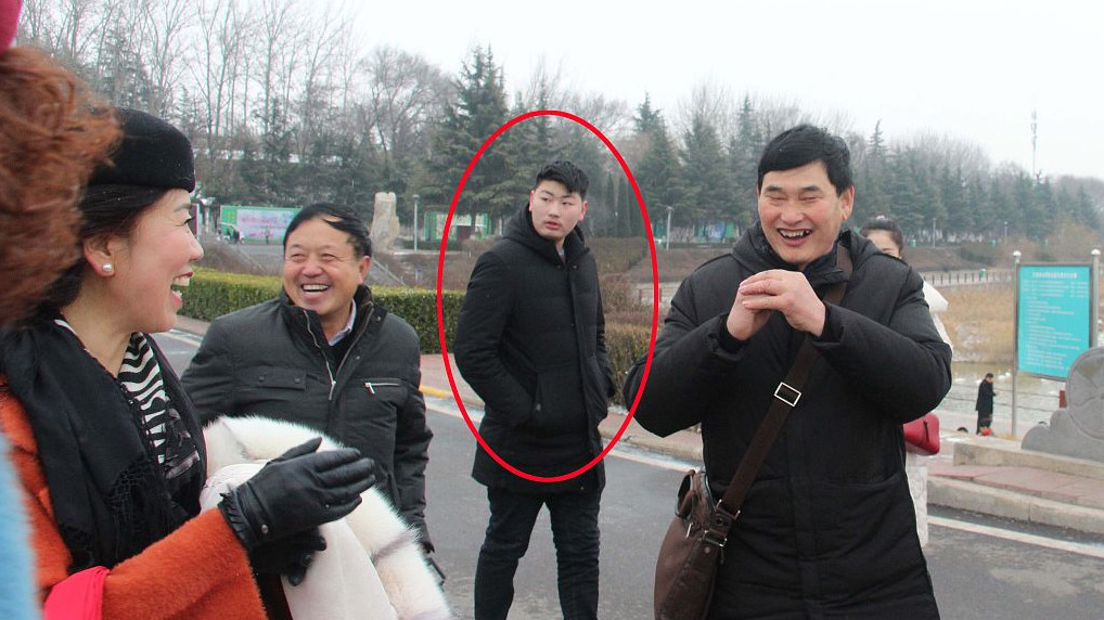 朱之文笑迎粉丝 儿子却在一旁板着脸“独自美丽”