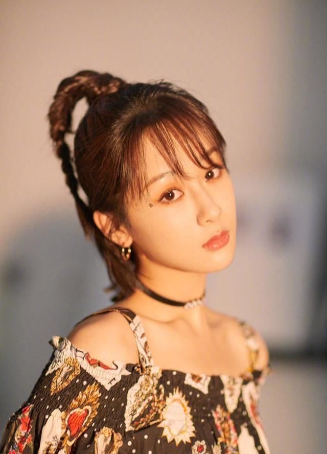 杨紫很喜欢这款高扎麻花辫,这是跟阚清子学的