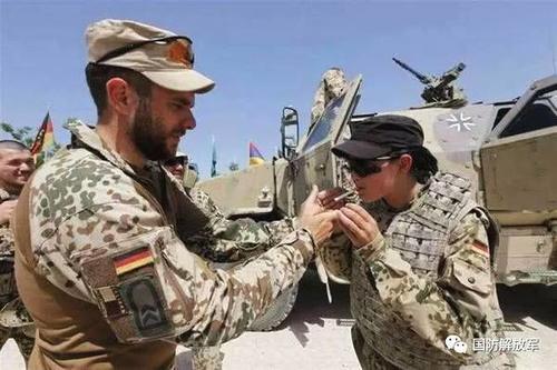 美国军队中, 大约有多少中国人在服役? 这个数