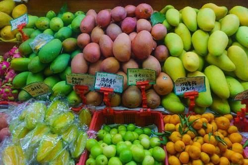 海南三亚早市上的水果和海鲜,海南青芒12元1斤