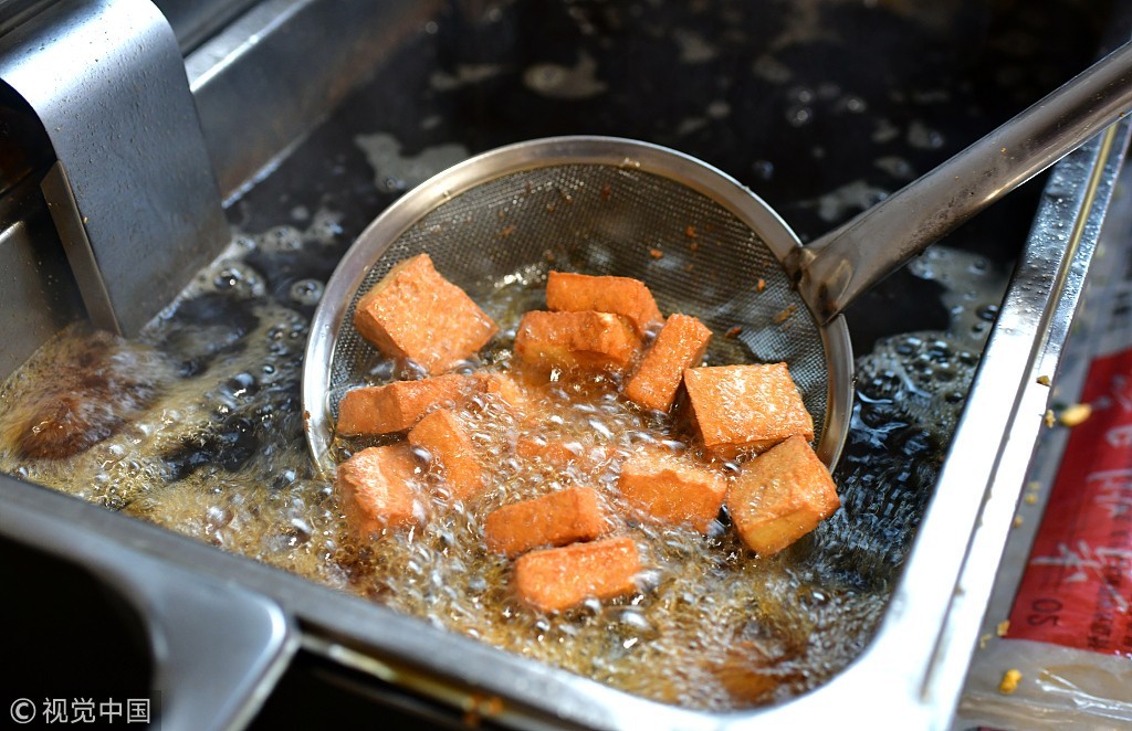 臭豆腐配料表惊现屎!黑色臭豆腐你还敢吃吗