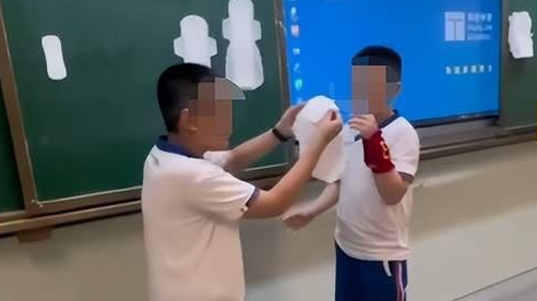 男生上台学用卫生巾? 小学开性教育课引热议 男生上台学用卫生巾? 小学开性教育课引热议
