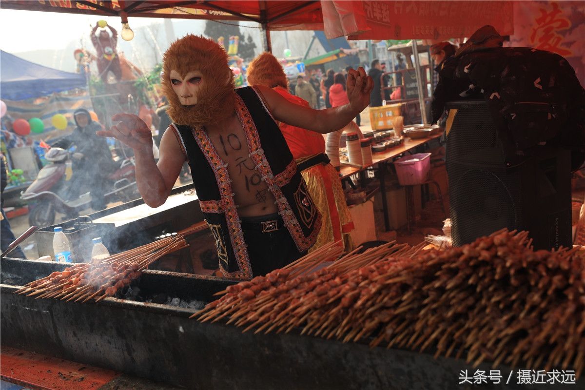 挣钱拼了!寒冬"大圣"赤膊室外卖烤肉 胸膛写价格10元10串