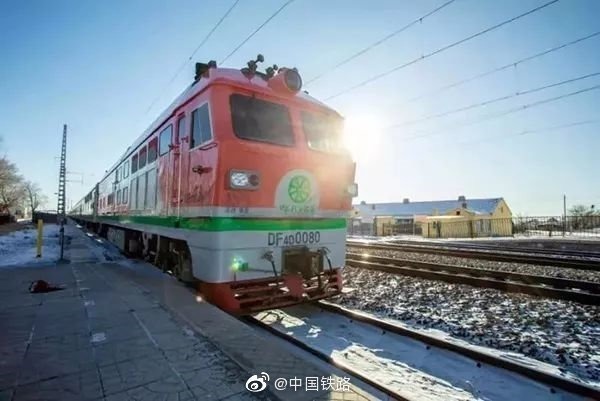 12月22日9时15分，“呼伦贝尔号”草原森林旅游列车正式开行。这趟列车从海拉尔出发，途经阿尔山、满洲里，最终再次回到海拉尔。旅客们可以亲身感受呼伦贝尔大草原的辽阔、大兴安岭森林的静谧以及中俄蒙边境的异域风情。