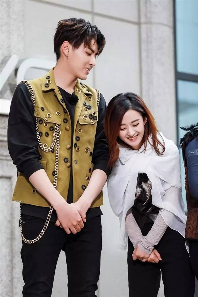 吴亦凡隔空告白赵丽颖,举止太亲密,网友:难道真