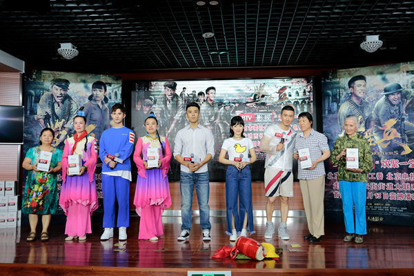 《学生兵》走进西长安街街道 小张铎重返十八岁