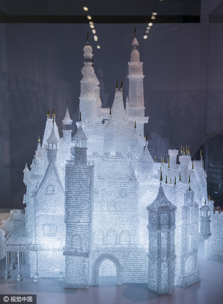 七万美元的玻璃迪士尼城堡亮相上海玻璃博物馆