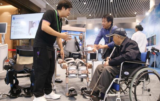 “踩地鼠”“胶囊式”保健舱 科技的力量杠杠的