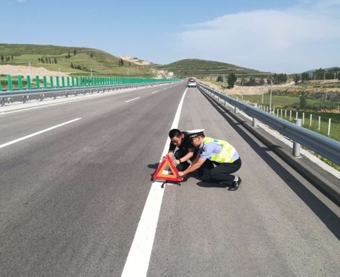 夏季高温来临,交警提醒司机高速行驶要注意三