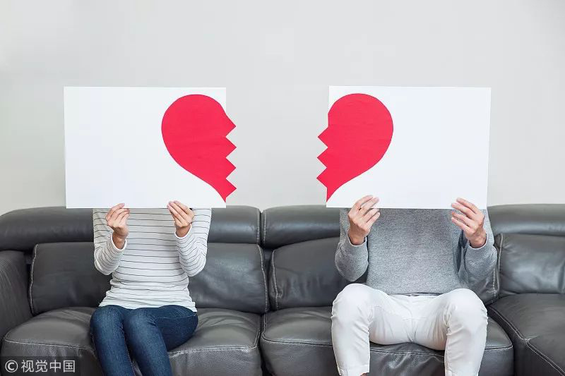 夜总汇|学生迟到遭教师强制剃头:警示学生从头