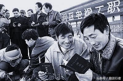 黑心老板压榨员工,遭老师傅当面指出!老板:我拿