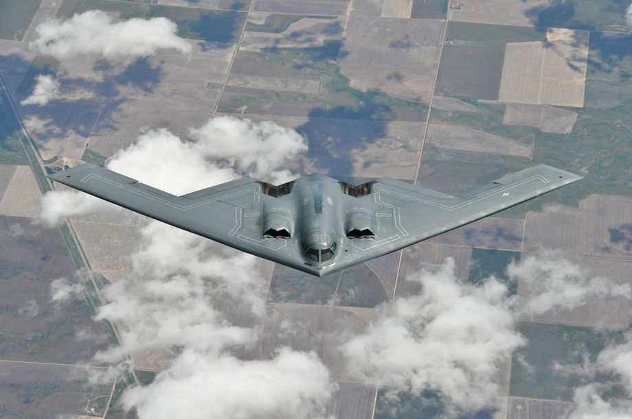 B-2能“解锁”历史上第一种投入实战的飞翼隐身轰炸机的“成就”，对于“飞翼控”诺斯罗普本人来说也算是圆了毕生梦想。但由于造价过于昂贵（单价24亿美元），B-2的作战效费比实际十分有限，未来将由更廉价的B-21取代。