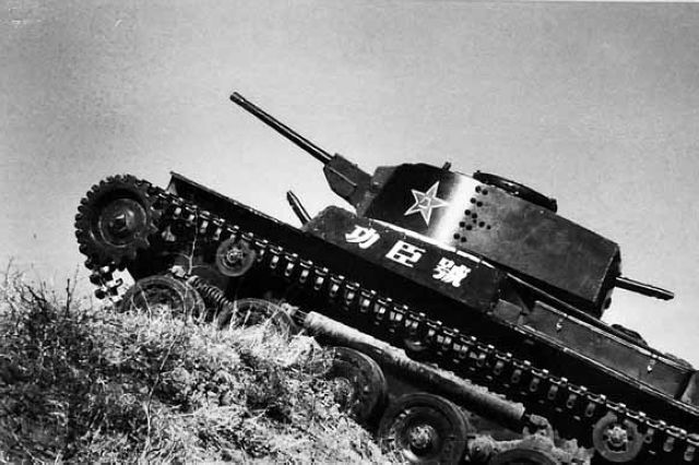虽然日本在侵华战争期间（尤其是在第二次世界大战期间）的坦克工业较为薄弱，根本比不了如苏联或德国这种把坦克技术与战术皆发展至近乎“艺术等级”的工业强国。但是，在亚洲战场上，以区区日军97式坦克这种“薄皮大馅”的东西还是曾一度无比猖狂。