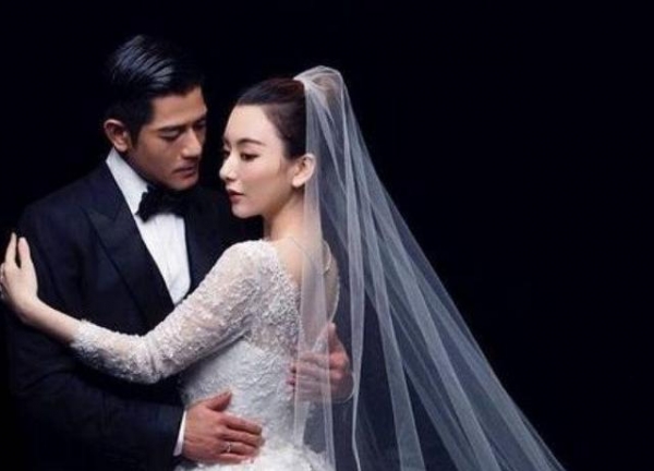 明星聘礼谁更豪?霍启刚娶送郭晶晶父母一套北