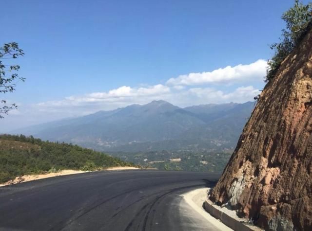 腾冲至樱花谷景区公路路面铺设全线完成